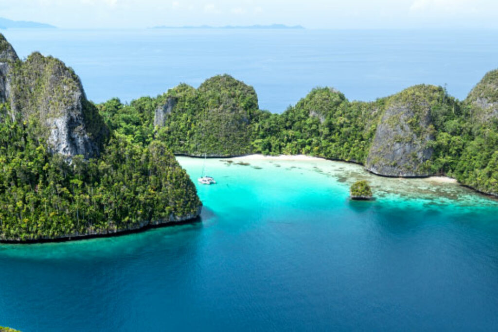 Seven Days on a Big Kanu – Sailing in Raja Ampat